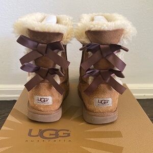 UGG Bailey Bow II in Chestnut